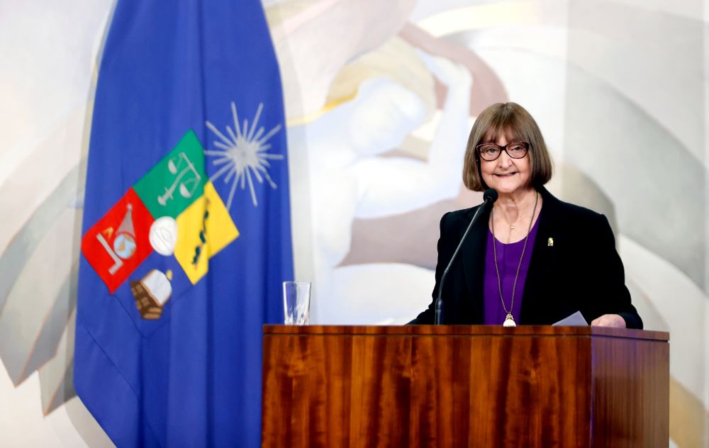 "En la U. de Chile somos cerca de 4 mil académicos y académicas, y distinguirse en ese gran universo como mejor docente es un logro notable y, en sentido, son ejemplo y modelo", aseguró la Rectora Rosa Devés.